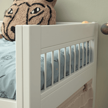 Load image into Gallery viewer, LIFETIME Kidsrooms Bed Halvhøj seng med lige stige - Breeze
