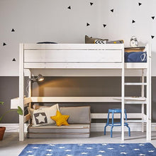 Indlæs billede til gallerivisning LIFETIME Kidsrooms Bed Mellemhøj seng med lige stige
